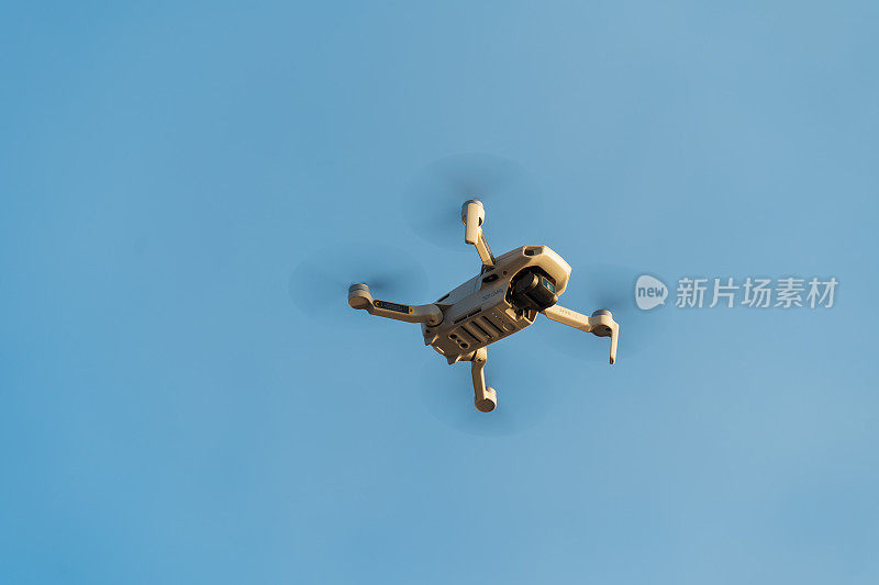 西班牙马贝拉——2022年6月9日:大疆Mavic Mini SE无人机在日出时分飞行